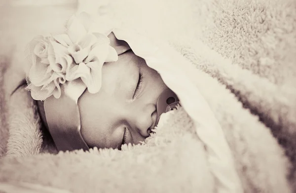 Close-up retrato de um lindo bebê adormecido — Fotografia de Stock