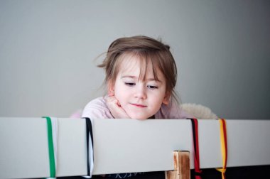 Pijamalı şirin kız yatakta rüya görüyor.