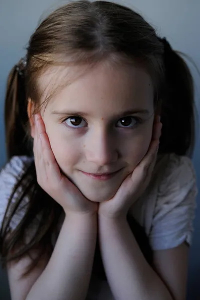 Close Ritratto Dell Anima Adorabile Ragazza Guarda Telecamera — Foto Stock