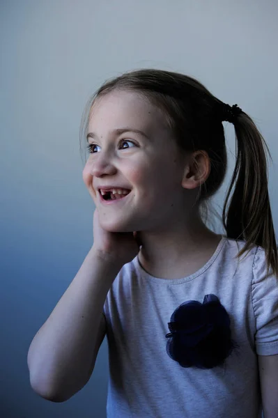 Funny Portrait Adorable Young Girl Two Missing Teeth Front — Stock Photo, Image