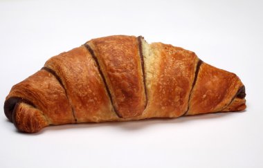 Beyaz bir arka plan üzerinde izole çikolatalı kruvasan