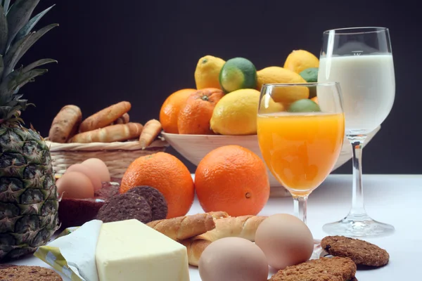 Сніданок з соком, молоком, фруктами та яйцями — стокове фото