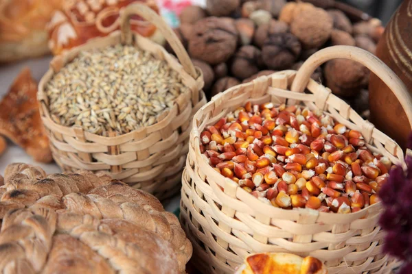 Basket with wheat and maize — Stock Photo, Image