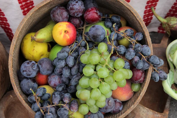 Pommes mûres et grappes de raisins — Photo