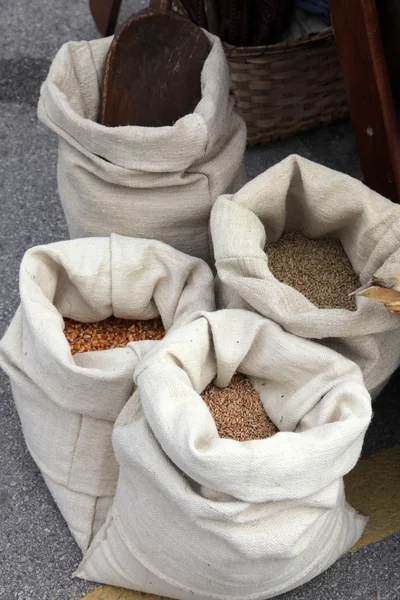 Saco de trigo e milho — Fotografia de Stock