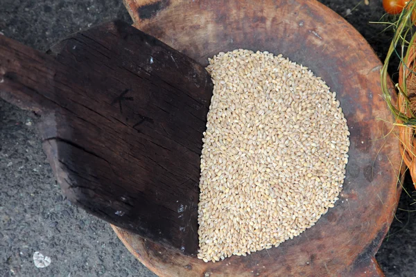 Tahta kaşık ve buğday — Stok fotoğraf
