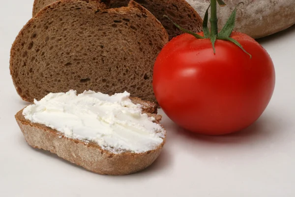 Chléb s tvarohem a rajčaty — Stock fotografie