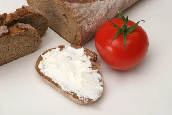 Pão com creme de queijo e tomate — Fotografia de Stock