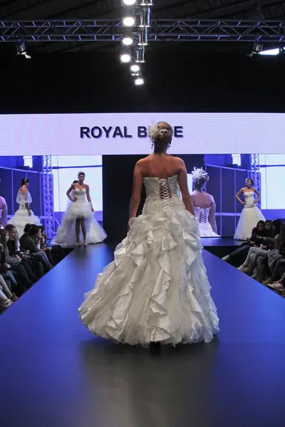 Défilé de mode robe de mariée — Photo