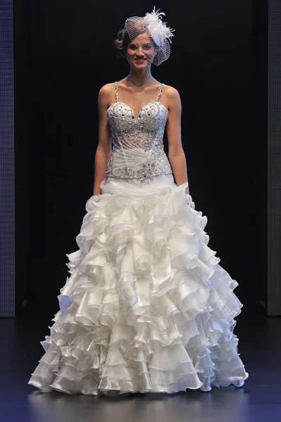 Весільна сукня показ мод — стокове фото
