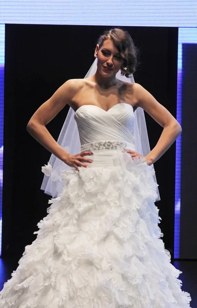 Pokaz mody ślubnej sukni — Zdjęcie stockowe