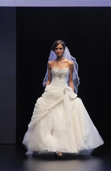 Abito da sposa sfilata di moda — Foto Stock