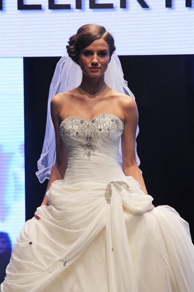 Bröllop klä modevisning — Stockfoto