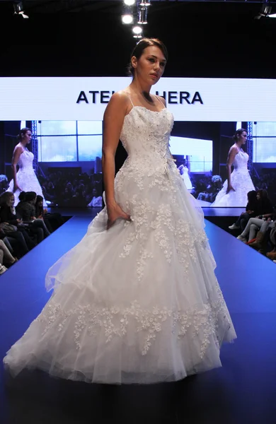 Vestido de noiva desfile de moda — Fotografia de Stock