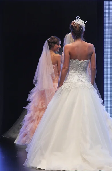 Весільна сукня показ мод — стокове фото