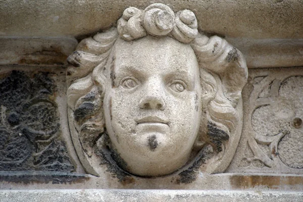 Cabeça, Baixo relevo antigo detalhe arquitetônico da Catedral de St. James — Fotografia de Stock