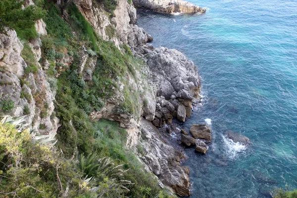 Picturale blauwe Adriatische zee met stenen — Stockfoto