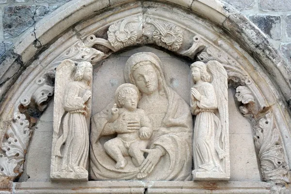 Statue de la Vierge Marie avec l'enfant Jésus — Photo