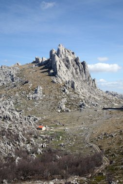 Cliff üzerinde dağ velebit - Hırvatistan