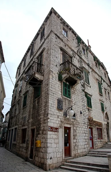 Древнее здание в Шибенике, Хорватия — стоковое фото