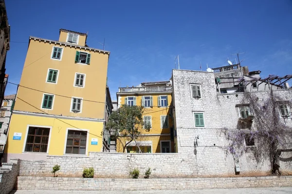 Antiguo edificio en Sibenik, Croacia — Foto de Stock