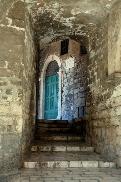 Rua estreita e velha em Sibenik, Croácia — Fotografia de Stock