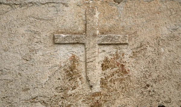 Крест на стене — стоковое фото