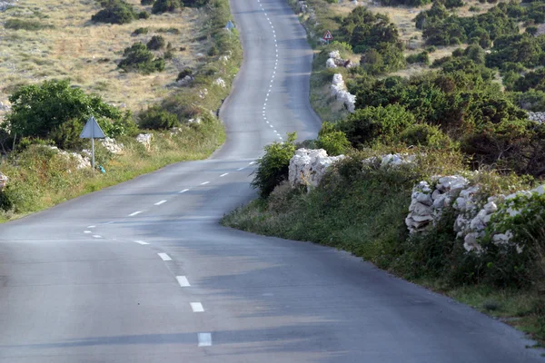 Asfalt kronkelende weg, eiland van pag, Kroatië. — Stockfoto