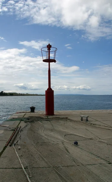 Piccolo faro rosso lungo le coste adriatiche — Foto Stock