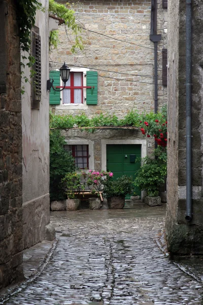 Straat in kleine stad groznjan in Primorje-Gorski Kotar, Kroatië — Stockfoto