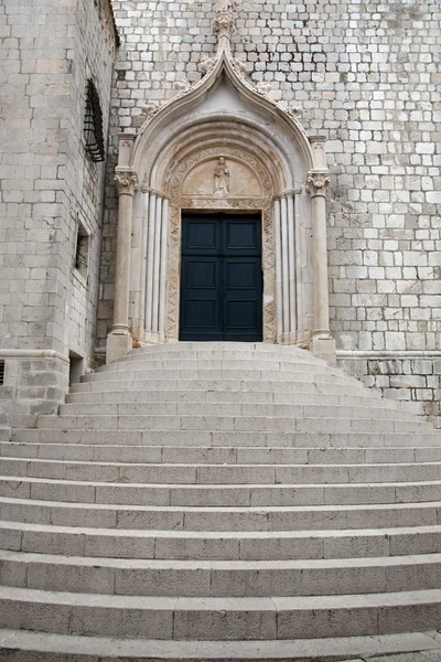 Staré město Dubrovník, Chorvatsko. dveře kostela — Stock fotografie