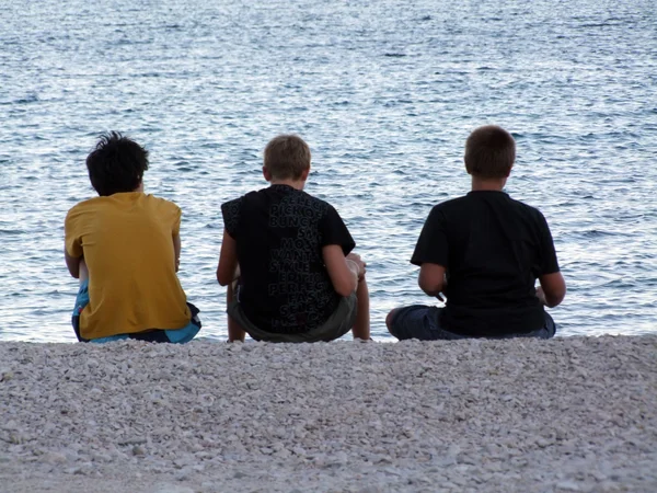 Deniz kenarında arkadaş grubu — Stok fotoğraf