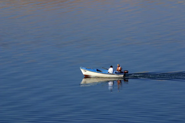 Pêcheur en bateau naviguant — Photo