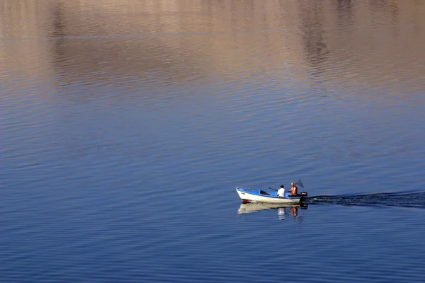 Pescador en barco navegando — Foto de Stock