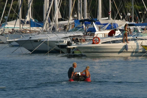 Piccola barca in arrivo nel porto turistico — Foto Stock