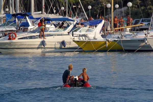 Piccola barca in arrivo nel porto turistico — Foto Stock