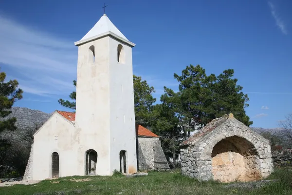 Gyönyörű kis vidéki templom Horvátországban — Stock Fotó