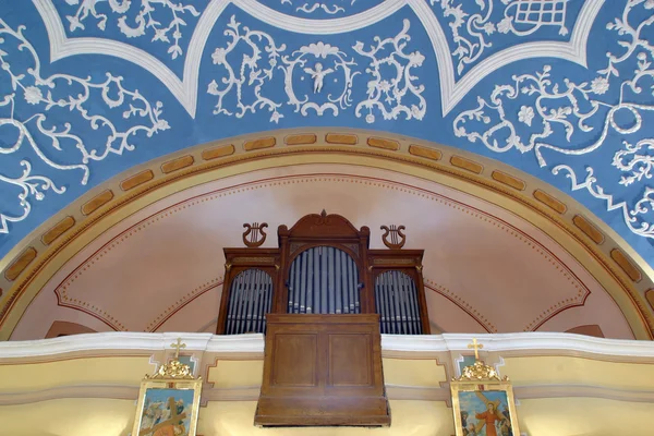 Coro de la iglesia con órgano — Foto de Stock