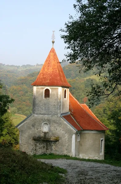 Krásný malý venkovský kostel v Chorvatsku — Stock fotografie