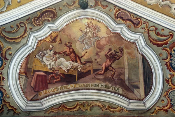 Fresco maalaus kattoon kirkon — kuvapankkivalokuva