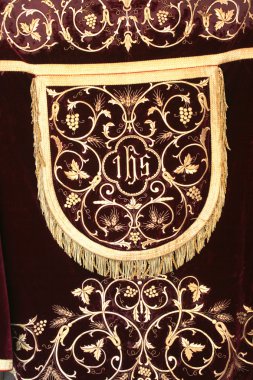 Kilise cüppeler altın işlemeli