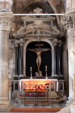 kilise sunağı