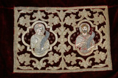 Kilise cüppeler altın işlemeli