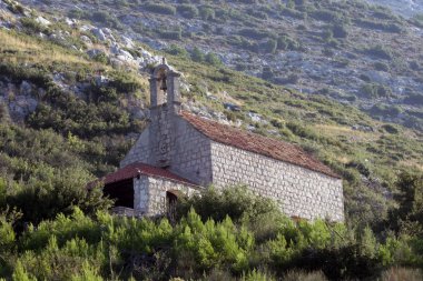 yukarıda deniz kıyısında küçük bir kilise