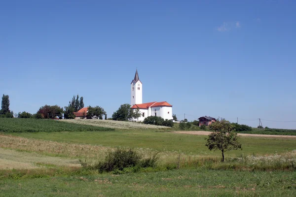 Piękny mały wiejski kościół w Chorwacji — Zdjęcie stockowe