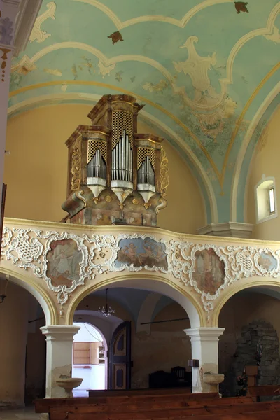 Coro de la iglesia con órgano — Foto de Stock