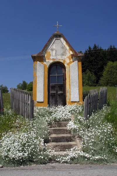 Capilla del pueblo en el campo de verano contra el cielo azul, Pohorje, Eslovenia — Foto de Stock