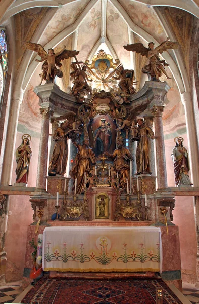 L'altare maggiore nella Chiesa della Beata Vergine Maria - Taborsko, Croazia — Foto Stock