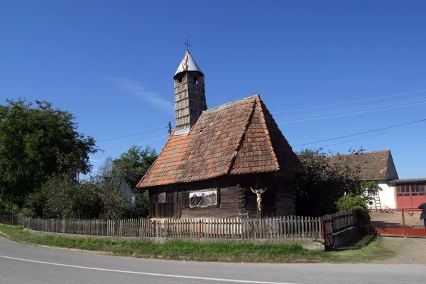 Uma igreja tradicional feita de madeira — Fotografia de Stock
