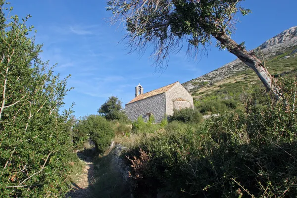 Una pequeña iglesia sobre la costa del mar — Foto de Stock